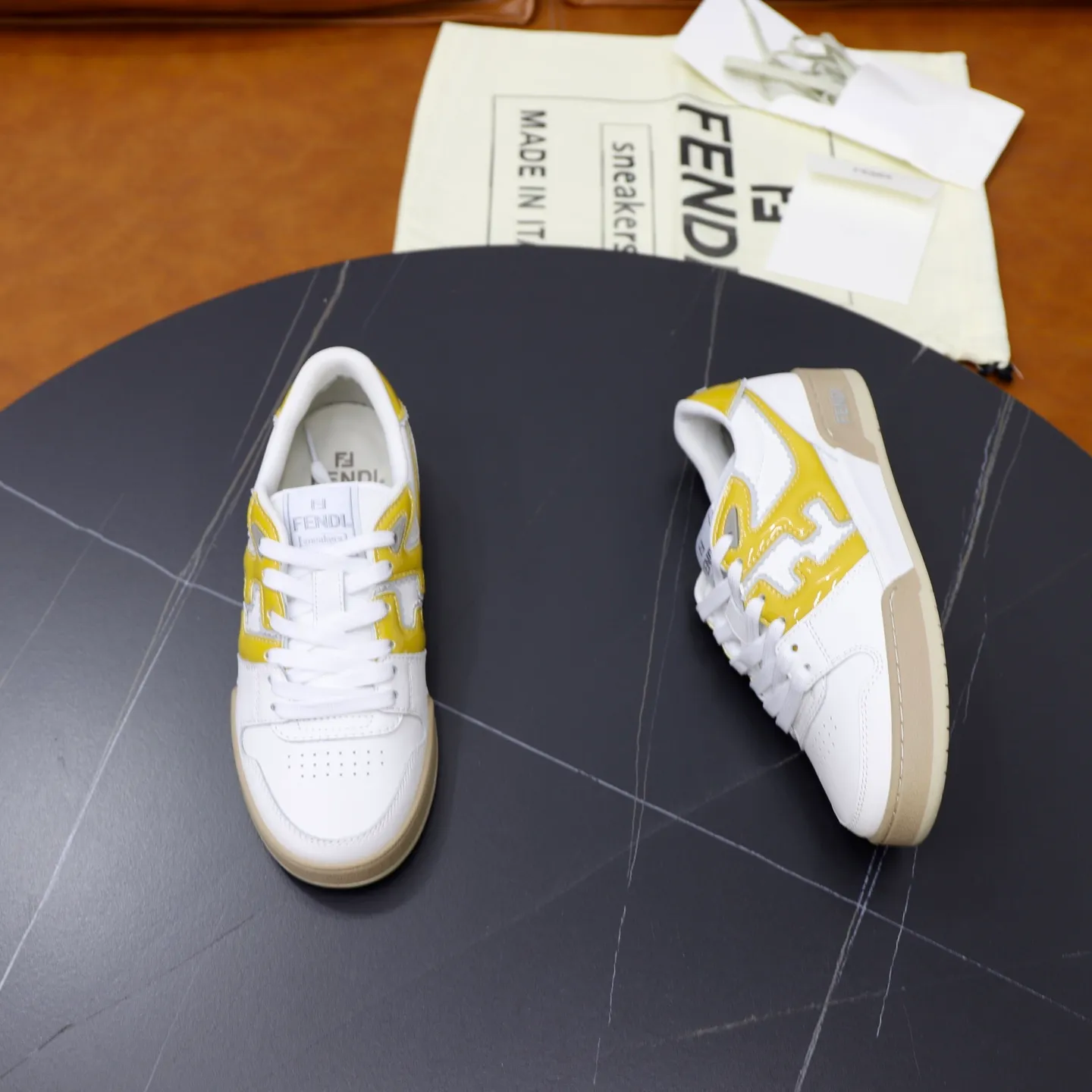 Ex-factory price: 640🔥Couple model (top original order) Brand: FENDI Size: 35-44 (customized for men 38 and 45) Grade: original order quality High version Material: Imported original cowhide stitching ➕ High-quality and comfortable lining Original TPU lightweight anti-slip outsole Style category: Travel fashion casual shoes Versatile trend